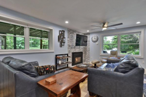 Fun In Fun Out Ski Home - Main Floor, Renovated 3BR-2BA, Hot Tub, Close to Resort